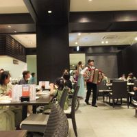 夕食。演奏つき。