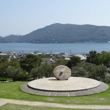 イベント広場のモニュメント