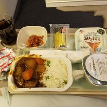 帰国便の機内食です。豆腐もありました。