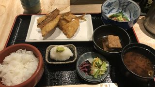 開店前から行列に並んでも食べたいアジフライ