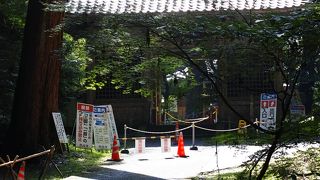 山門の看板で台無し