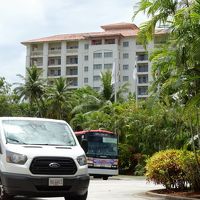 手前がホテル内を巡回しているシャトル