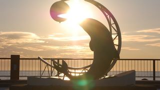 イルカのオブジェと夕陽がマッチするとき