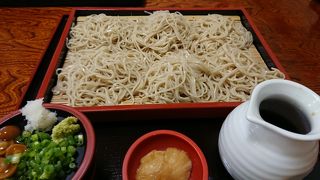 温泉街にあるそば屋さん