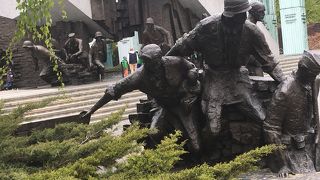 今にも戦いだしそうな迫力の　等身大兵士の像　ワルシャワ蜂起記念碑　