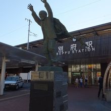 楽しい銅像ですね。