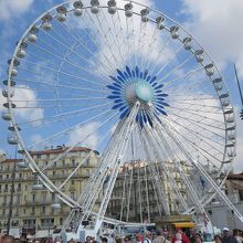 かなり大きな観覧車です