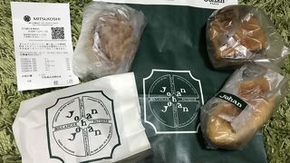 混んでいるパン屋さん