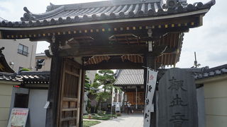 白い大きな布袋さまの石像