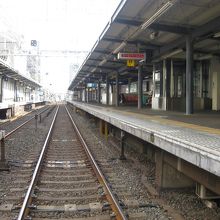 京阪伏見桃山駅ホームと線路