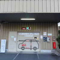 駐車場入口です。時間帯により親切な係員が案内してくれます。