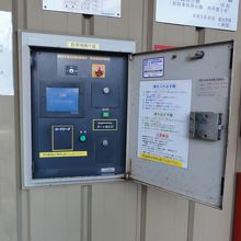 時間帯により係員がいます。いなくても自分で駐車操作できます