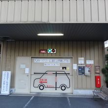 駐車場入口です。時間帯により親切な係員が案内してくれます。