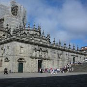 祭壇の聖ヤコブ像に触るための行列はこちらの広場に出来ていました。