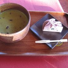 私の頼んだお抹茶セット。氷が浮かんでいます