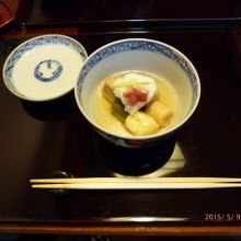 白味噌仕立ての椀物は美味しかった。