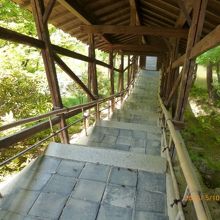 回廊の高低はかなりきつい。