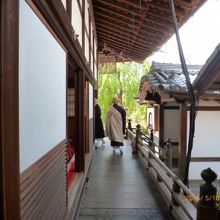 挙式のために大広間へ向かう僧侶。