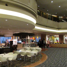 「ヒルトン成田」、そのロビー階にあります