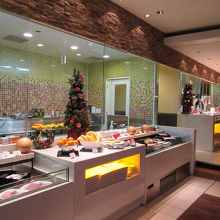 ガラス張りのオープンキッチン、手前のフリーザー内は…