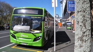 オークランドの各地を縦横に結ぶ路線バスが走る。「リンク」バスはその例だ。