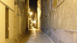 海岸線から細い路地をすすむ