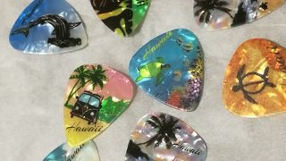 9番搭乗口近くの売店に売ってます。ギターピック