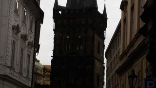 黒っぽい塔です