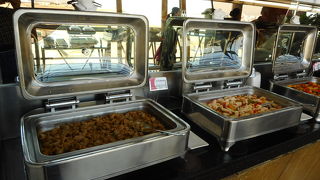 広いラウンジだが時間によっては混んでいる