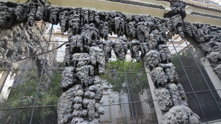 「グロテスク」な壁