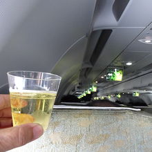 つり下げモニター ＆ スパークリングワイン