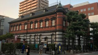 銀行の面影が残っている大きな建物