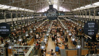 巨大フードコート。ちょっと混みすぎ