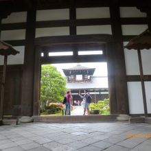 急な参道の回廊を登りきると、ようやく山門にたどり着きました。