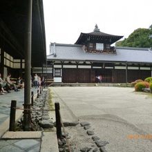 皆さん個性的な白砂の庭を、汗が引くまでゆっくり鑑賞。