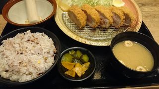 特選のロースにヒレとんかつが美味しい。セットの穀米、味噌汁にサラダがおかわり自由でお得。