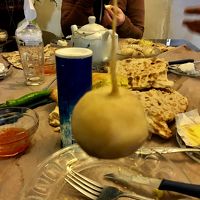 朝食はイランの典型的なメニュー。ナン白チーズはちみつジャム…