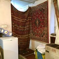 絨毯がカーテンのようにして目隠しされている