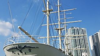 東洋海洋大学の構内にある白い帆船