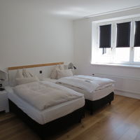 白が基調の広い客室