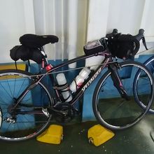 自転車も前後共に車輪固定と、ワイヤーロープで固定。