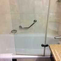 固定式のシャワーで水圧が低い。　使いずらい。