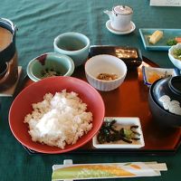 朝食。うどんと最後の〆はお茶漬けに