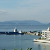 テーブルマウンテンと言われる台形の島・屋島を遠くに臨む