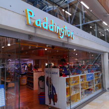 パディントンベアのショップがある