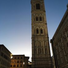 夕暮れ時の鐘楼