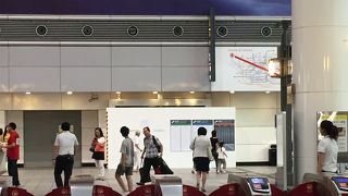 キレイな駅舎。