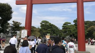 鶴岡八幡宮の入口にある大きな鳥居