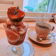 ビジュアルのすごいパフェが人気のカフェ