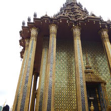 柱に囲まれ、四方の扉の前に守り神が置かれています